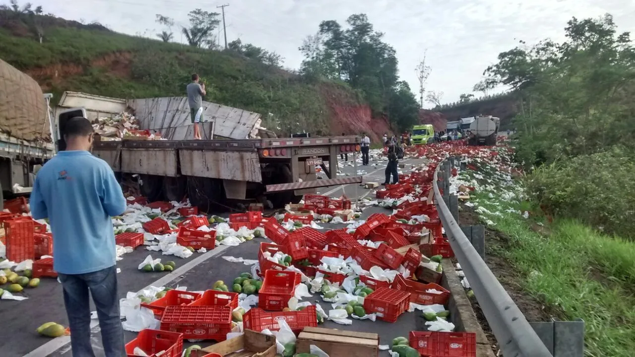 Grave acidente com caminhões deixa dois feridos na BR 101. Veja galeria de fotos!