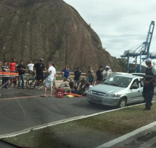 Jovem é atropelada por motociclista em ciclofaixa de Vitória