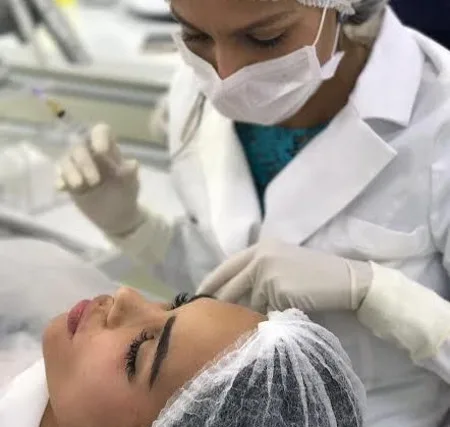 Ex-BBB faz tratamento com sangue para rejuvenescer