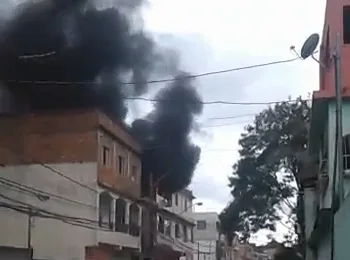 Incêndio atinge casa e destrói parte de oficina em Vila Velha