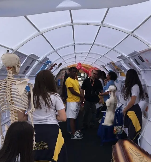 Exposição traz cigarro gigante para conscientização no Dia Nacional de Combate ao Fumo em Vitória