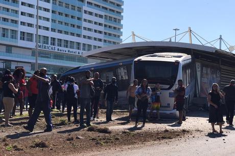 Motorista perde controle de ônibus, invade estação e deixa 15 pessoas feridas no RJ