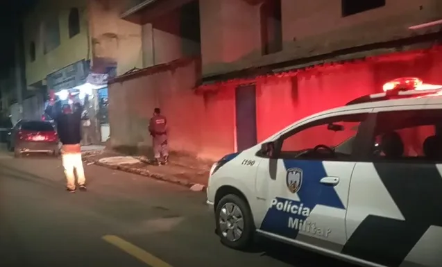 VÍDEO | Homem provoca quebra-quebra e faz ameaças a moradores em Viana