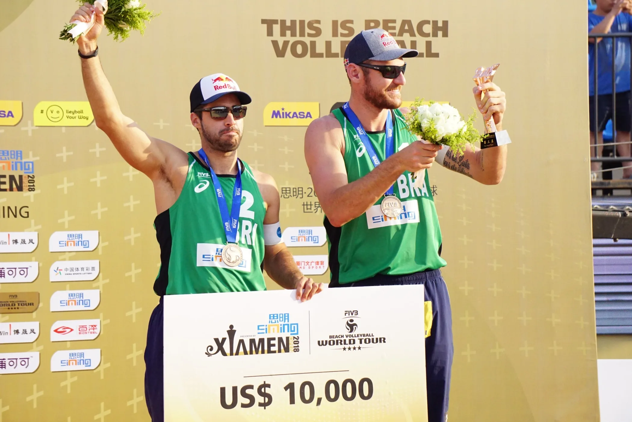 Capixaba Alison e Bruno Schmidt faturam bronze em etapa chinesa do vôlei de praia