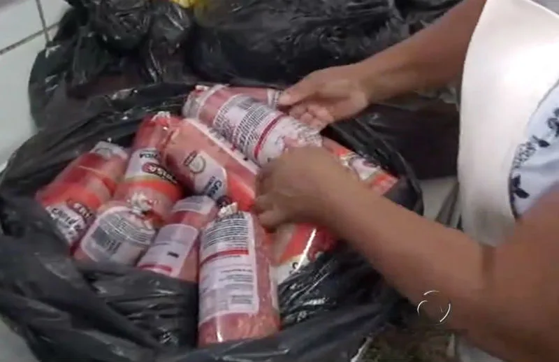 Cerca de 120 kg de carne vão parar no lixo após ação de vândalos em escola da Serra