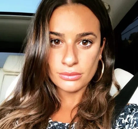 Lea Michele recebe mais acusações de comportamento abusivo e uma nova denúncia de transfobia