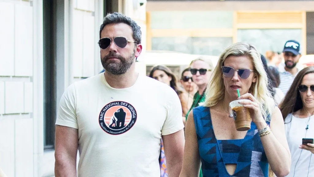 Ben Affleck e namorada, Lindsay Shookus, curtem o verão juntos