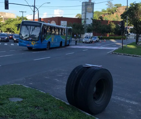 Pneu de ônibus do Transcol se solta e atinge veículo em Vitória