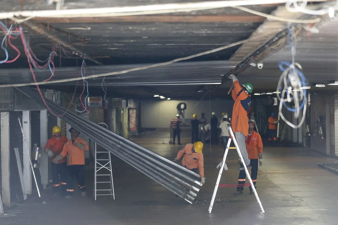 Brasília – Funcionários retiram forro de zinco do teto do viaduto sob a Galeria dos Estados para testes na infra estrutura, a galeria fica ao lado do viaduto que caiu no Eixão Sul (Fabio Rodrigues Pozzebom/Agência Brasil)