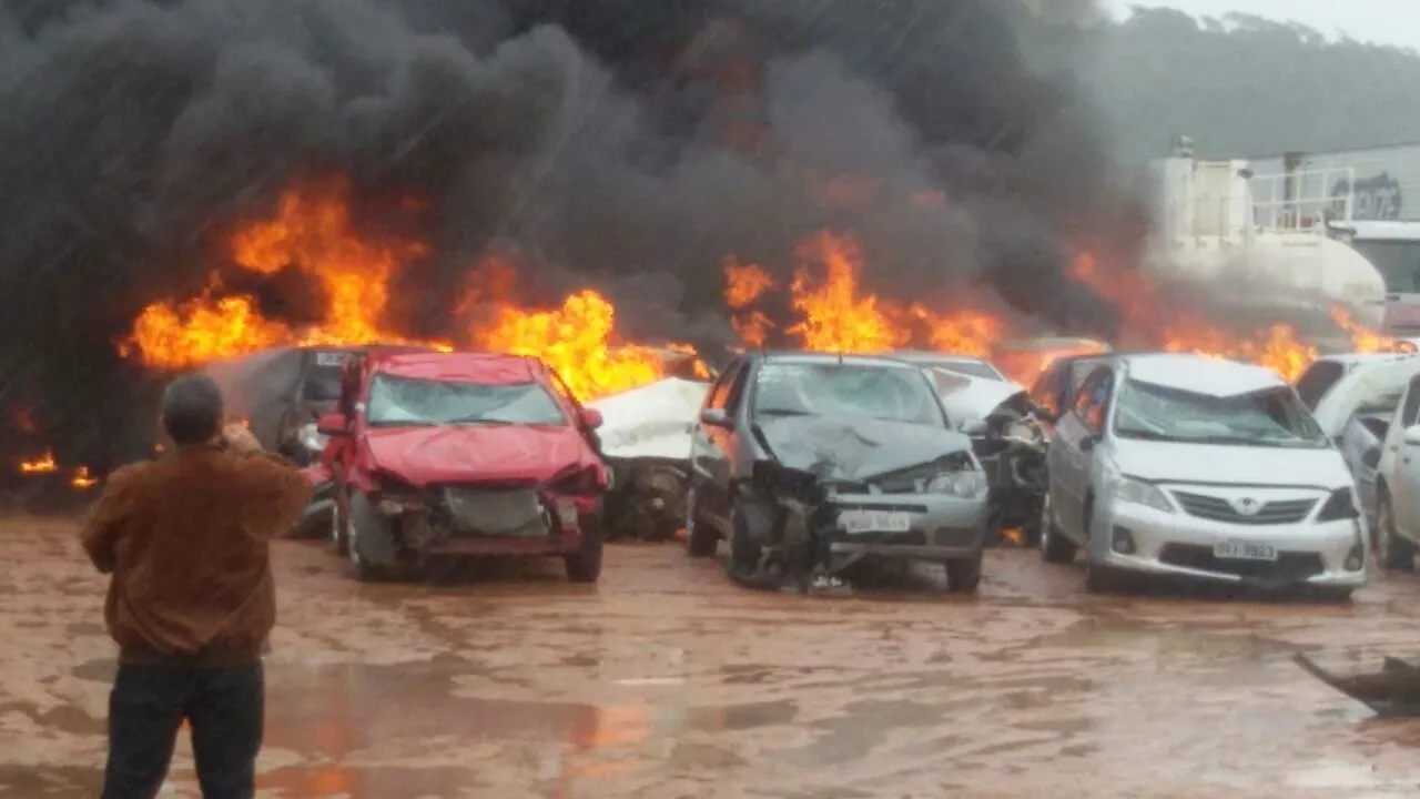 Incêndio em pátio consome quase 30 carros em Guarapari