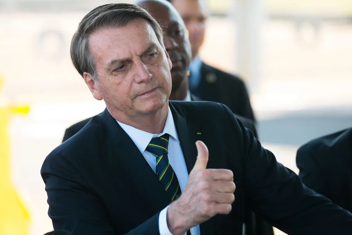 Presidente Jair Bolsonaro cumprimenta turistas no Palácio da Alvorada