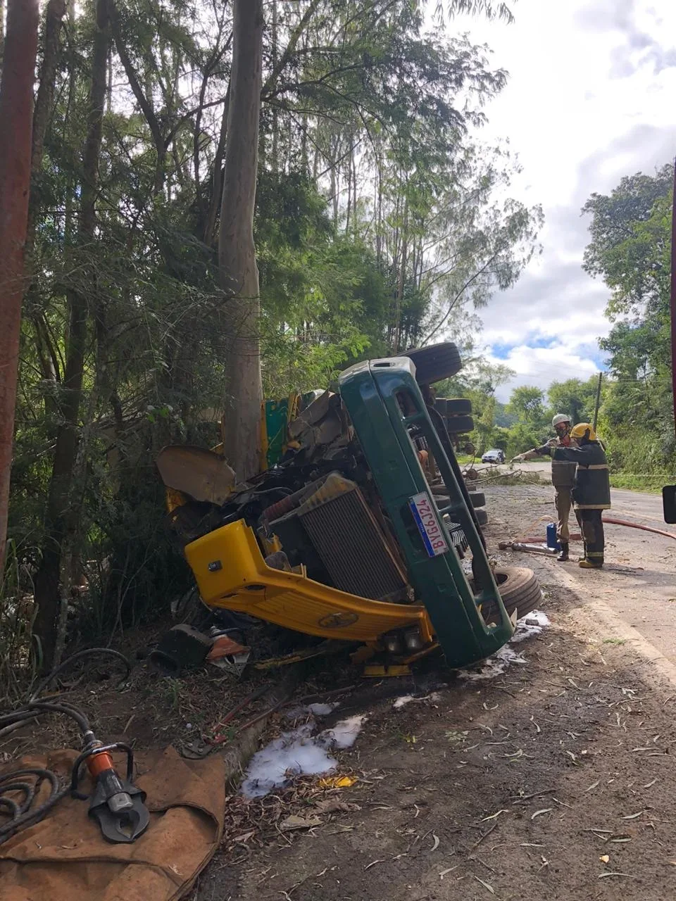 Motorista fica preso às ferragens após caminhão tombar em Venda Nova do Imigrante