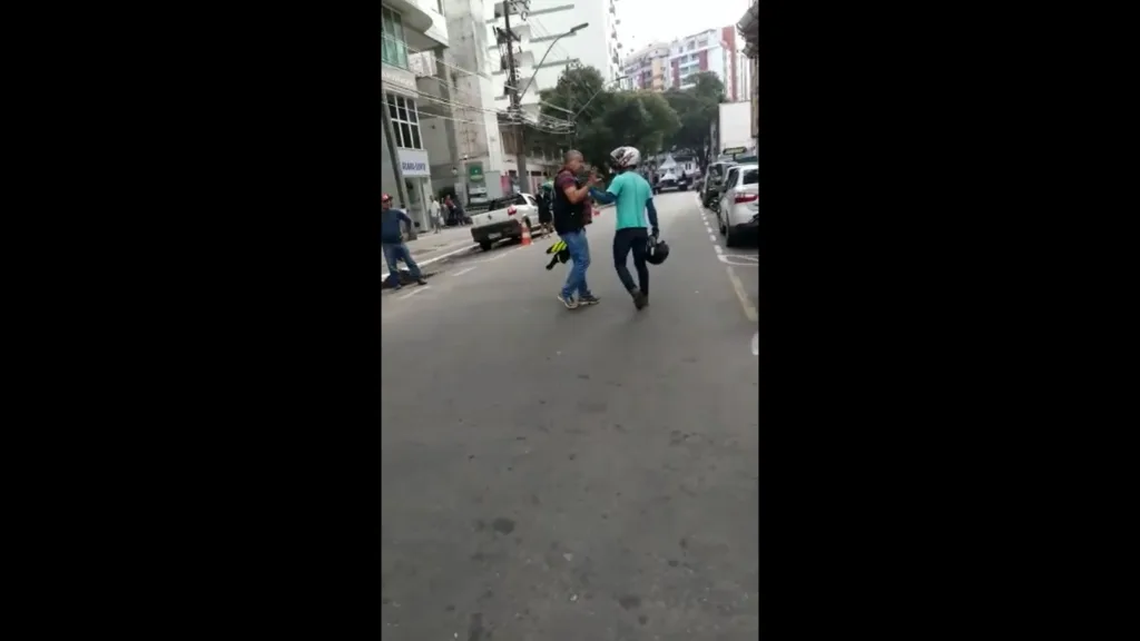 Supervisor de trânsito e motoboy se agridem durante discussão em Guarapari