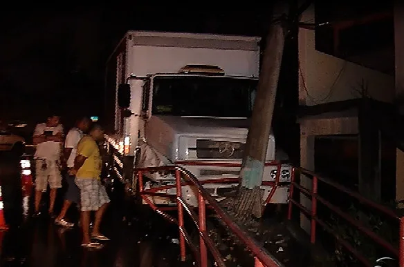 Motorista perde controle da direção e ônibus bate em poste em Vitória