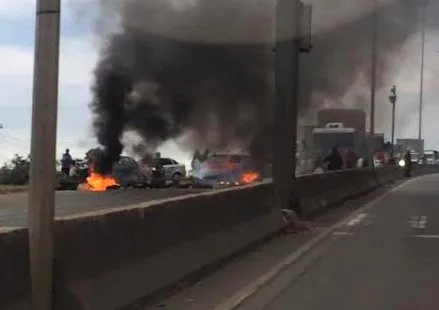 Manifestação de populares interdita BR-101 e trânsito fica complicado em Cariacica