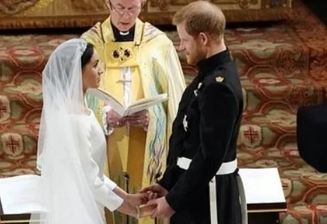 Meghan Markle e príncipe Harry mostram cliques inéditos do casamento, que completa um ano