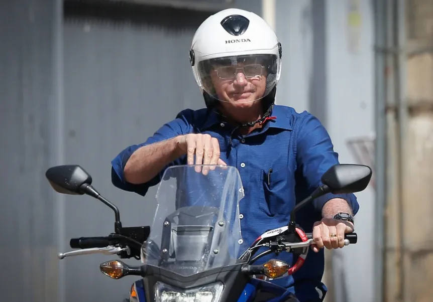 Bolsonaro anda de moto e provoca aglomeração em Formosa, em Goiás