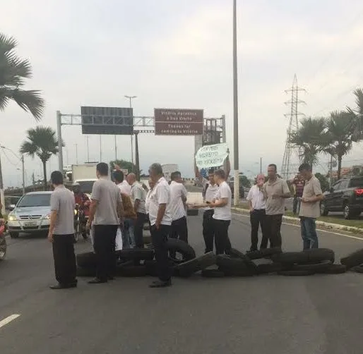 Taxistas realizam novo protesto e deixam trânsito complicado em Vitória