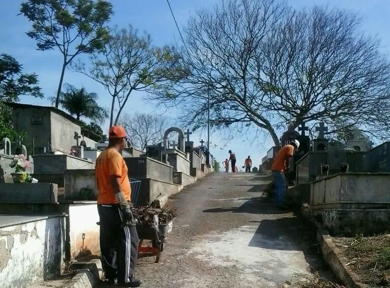 Cemitérios de Cachoeiro recebem manutenção especial para Dia de Finados