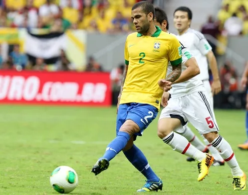 Daniel Alves revela desejo em enfrentar Holanda na Copa: "Quem me deve tem que me pagar"