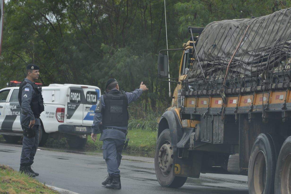 Caminhões escoltados pela PM são retidos por manifestantes em Brejetuba