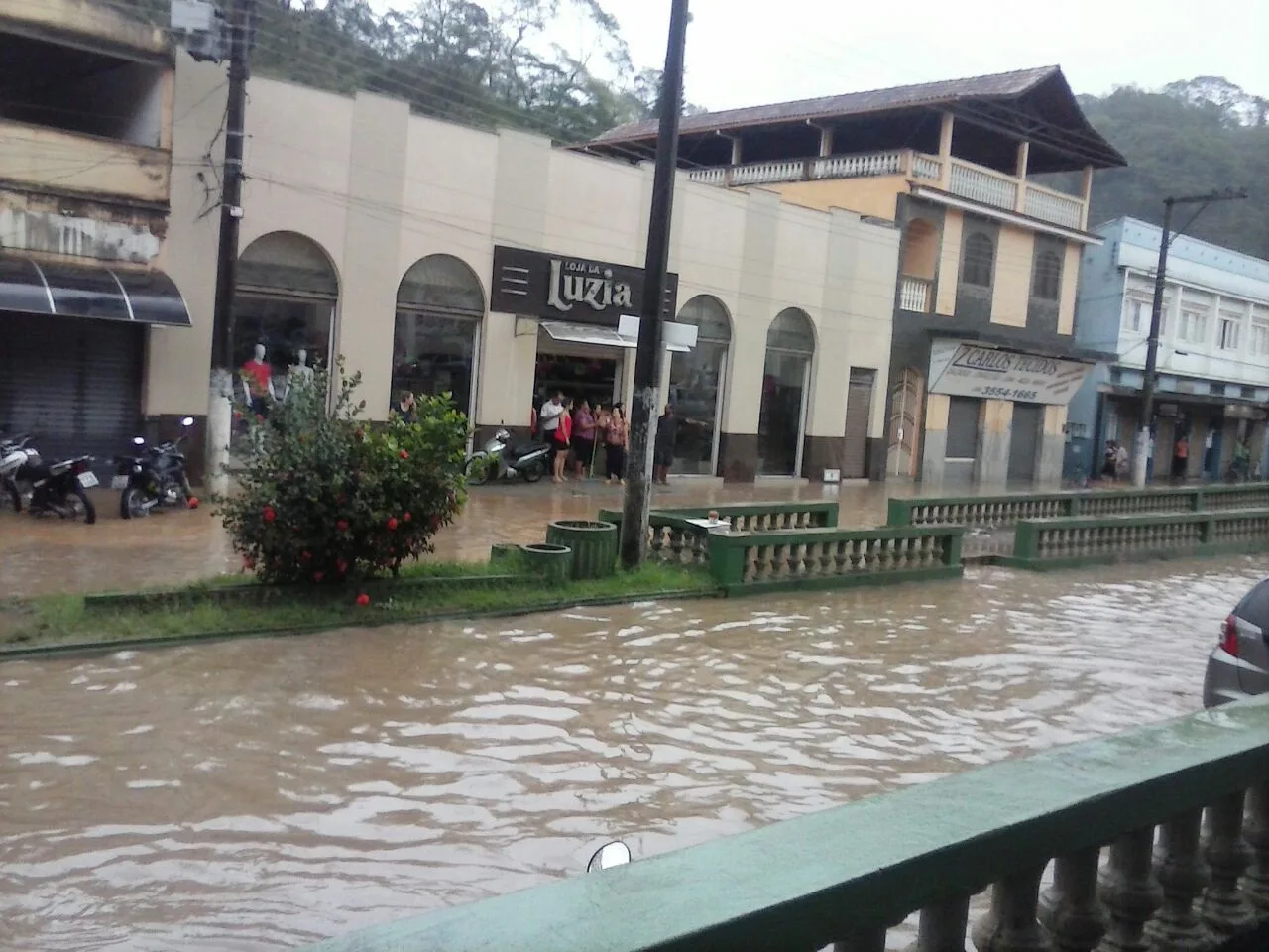 Chuva no ES: rio transborda e invade casas e comércio no Sul do Estado. Veja fotos