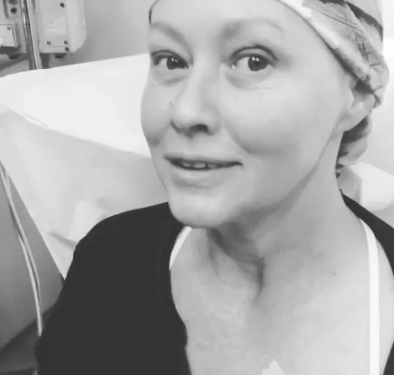 Shannen Doherty compartilha vídeo de quimioterapia e emociona fãs