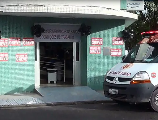 Servidores da saúde em greve protestam e complicam o trânsito na Avenida Beira-Mar, Vitória