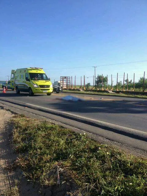 Acidente entre moto e carreta deixa uma pessoa morta na BR 101 em Linhares