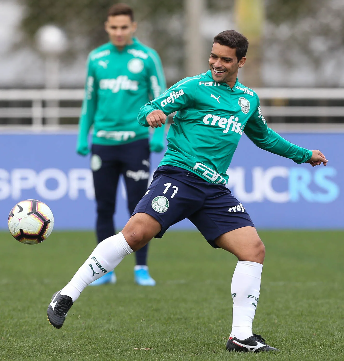 O jogador Jean, da SE Palmeiras, durante treinamento, no campo da PUC, em Porto Alegre.