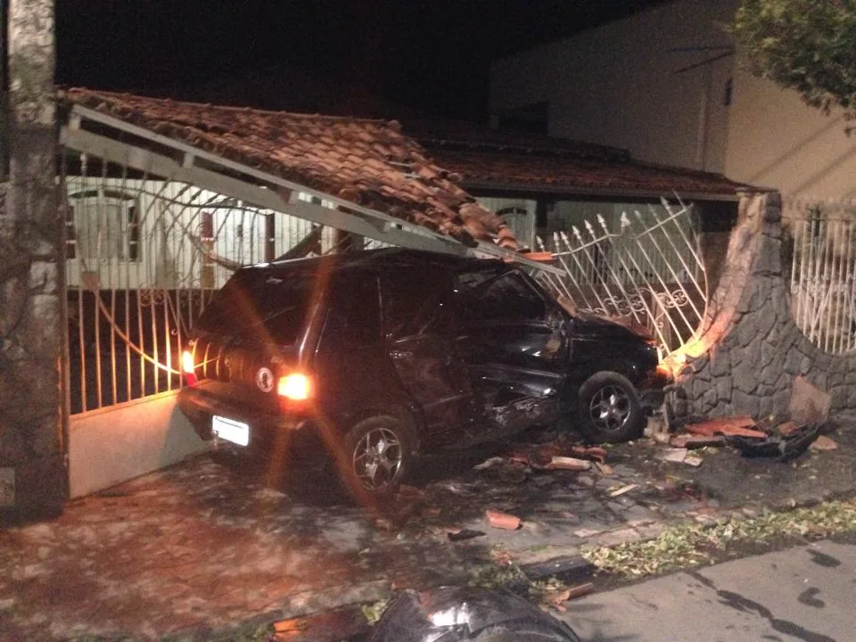 Motorista perde o controle, destrói fachada de casa e assusta moradores de Aracruz