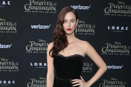 Atriz de Piratas do Caribe, Kaya Scodelario se recusa a ajudar em tratamento de avó brasileira