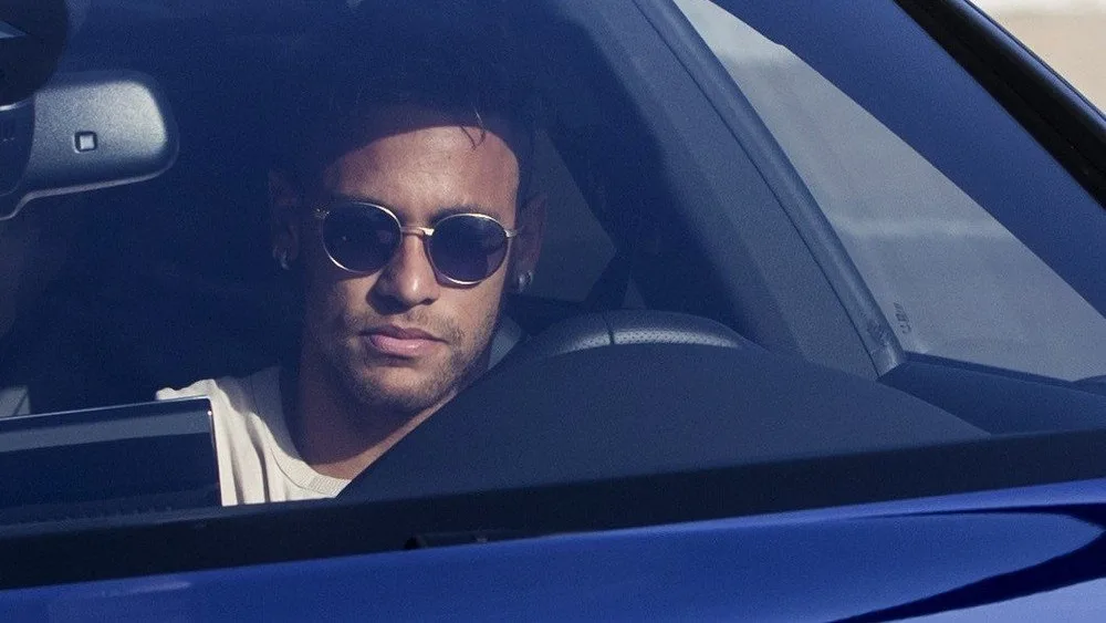 Neymar se despede de colegas e recebe liberação do Barcelona para fechar com PSG