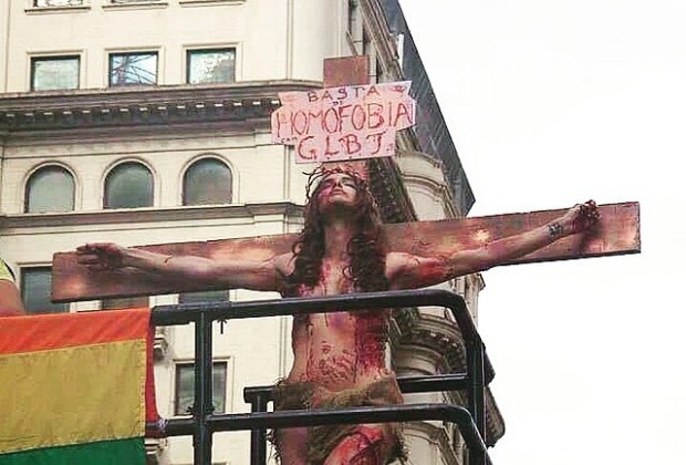 Transexual em Parada Gay é “crucificada” também na Assembleia