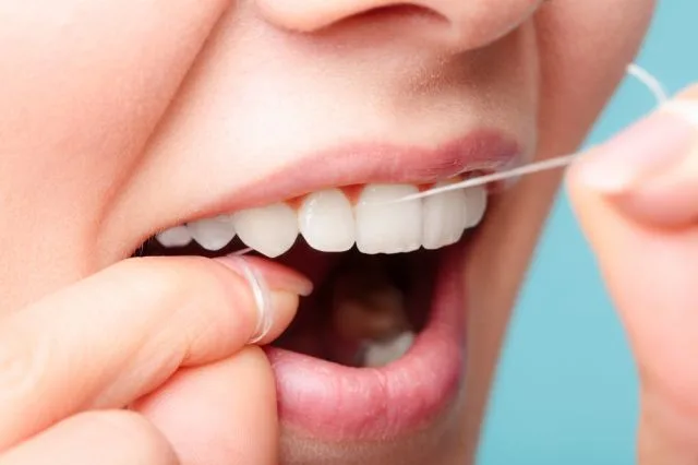 Fio dental: o correto é usar antes ou depois de escovar os dentes?