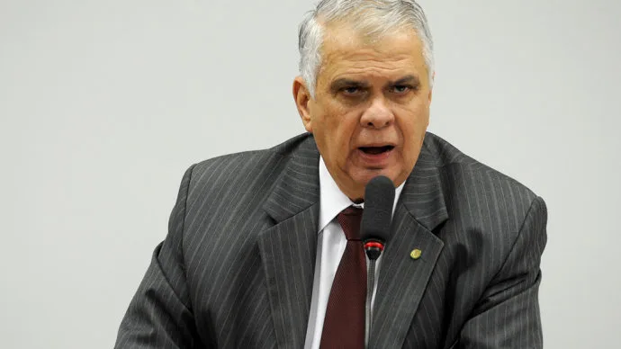 Araújo diz que manterá Pinato na relatoria do processo contra Cunha