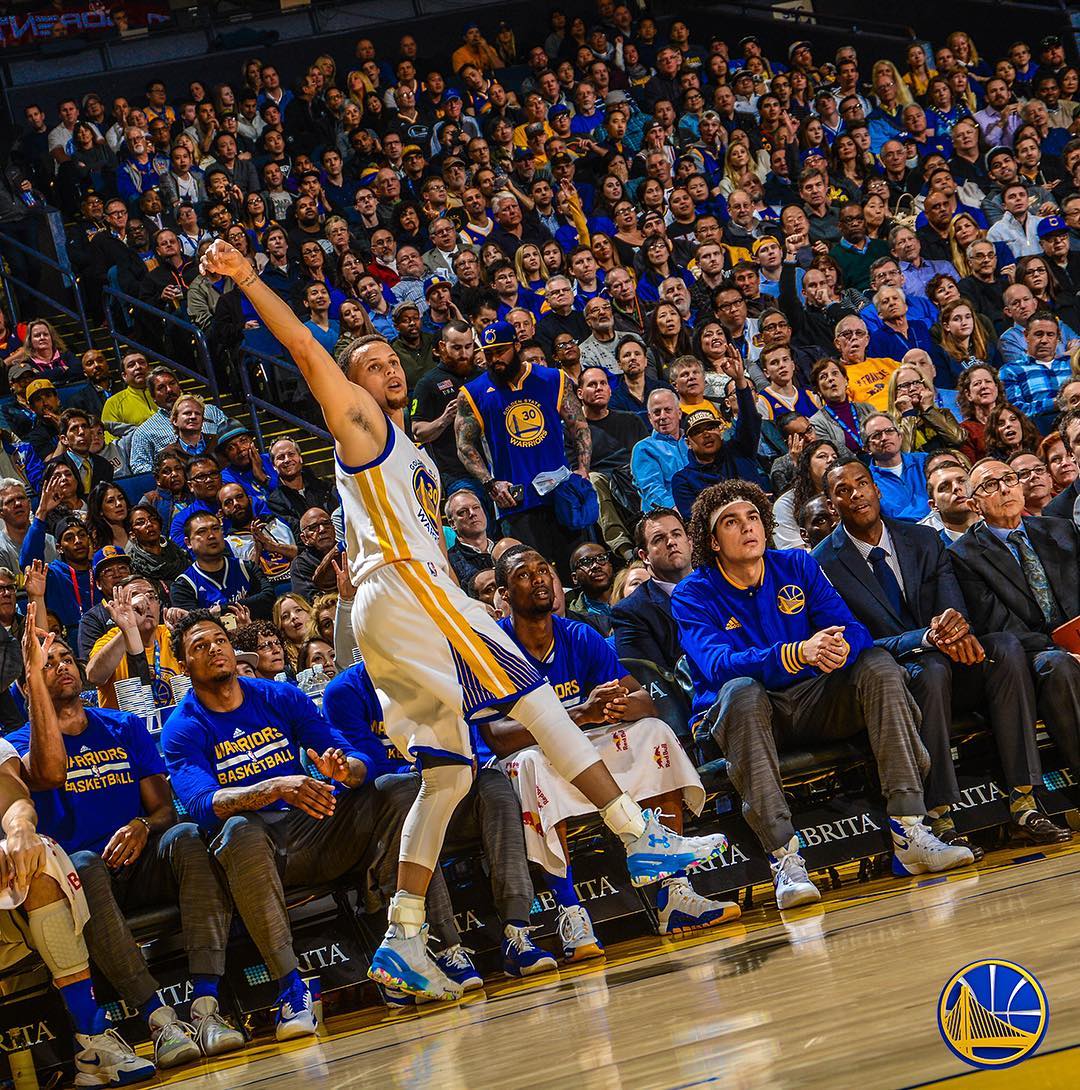 Aniversariante, Curry comanda 49ª vitória do Warriors em casa na NBA