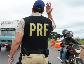 Carreta bloqueia pista após ficar agarrada na BR-101, na Serra