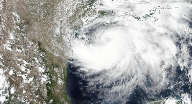 Tempestade tropical Isaías pode se tornar furacão