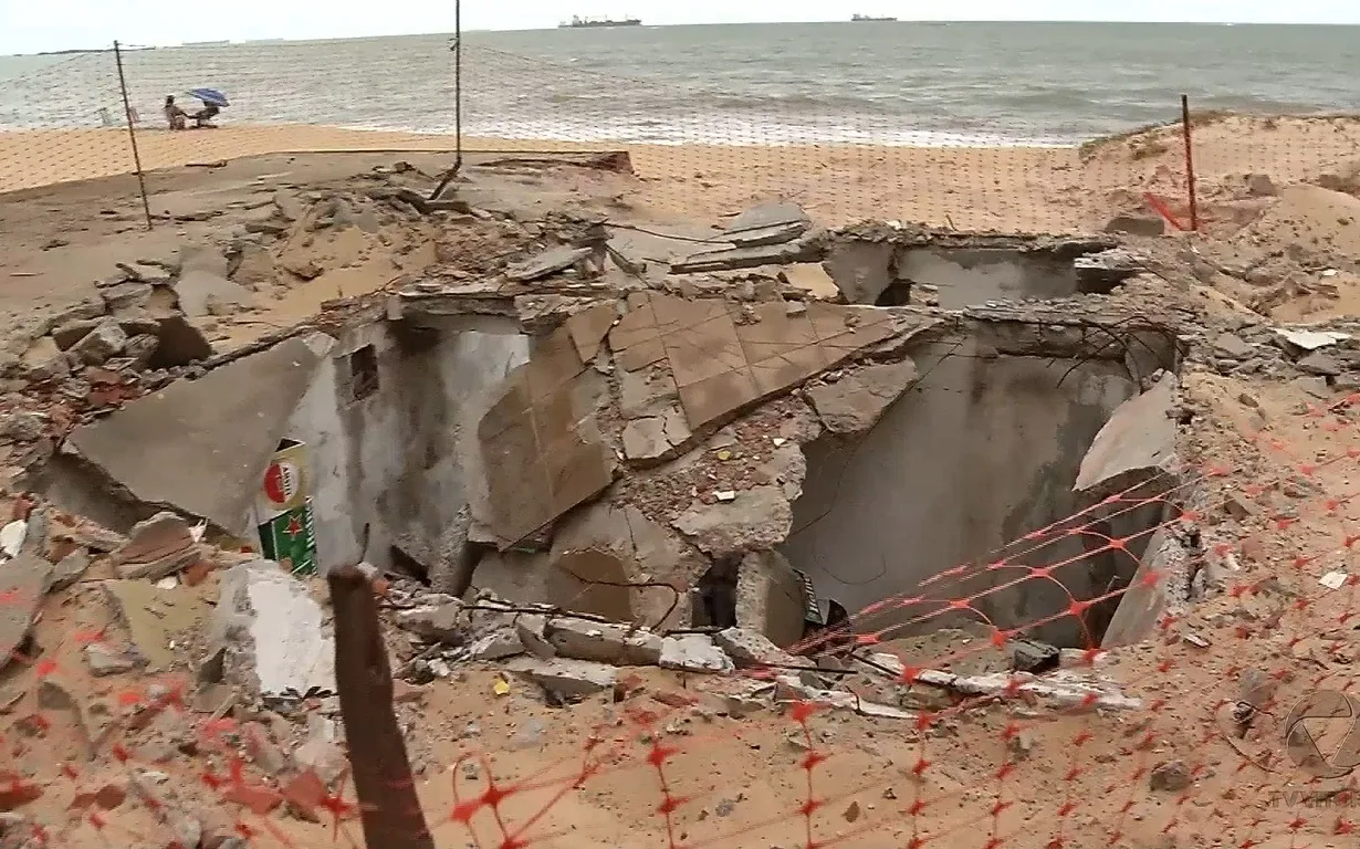 Após demolição de quiosques, porões continuam expostos na orla de Vila Velha