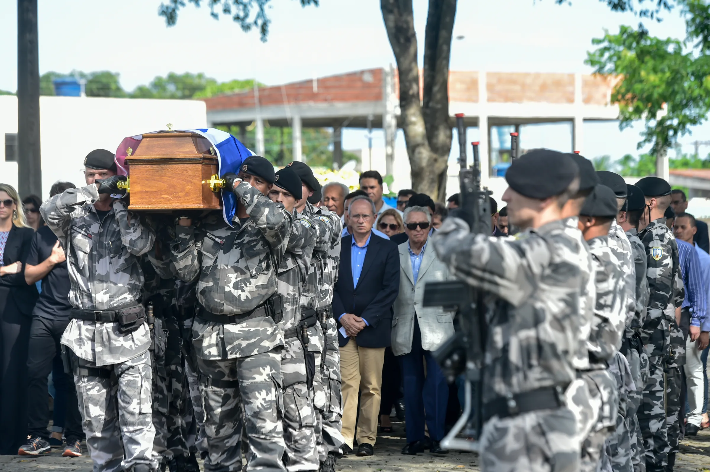 Com salva de tiros e homenagens, ex-governador é sepultado na Serra