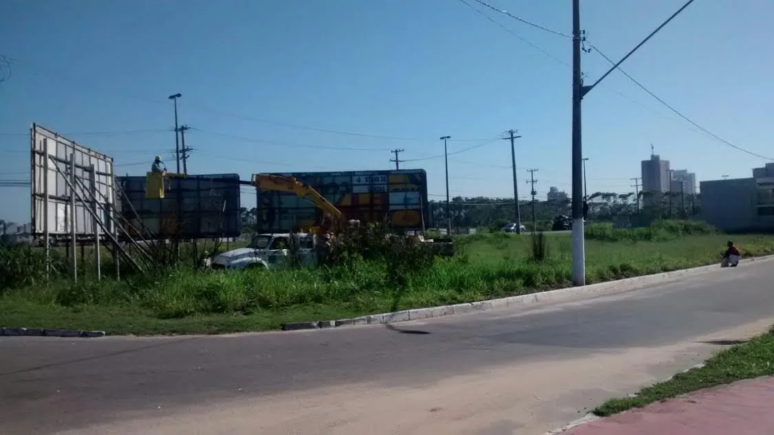 Prefeitura volta a retirar placas das ruas e avenidas de Vila Velha por poluição visual