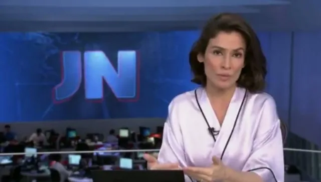 Roupa de Renata Vasconcellos em chamada do Jornal Nacional vira meme nas redes