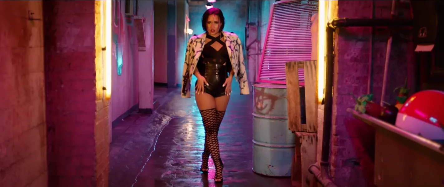 Demi Lovato lança clipe de "Cool For The Summer"