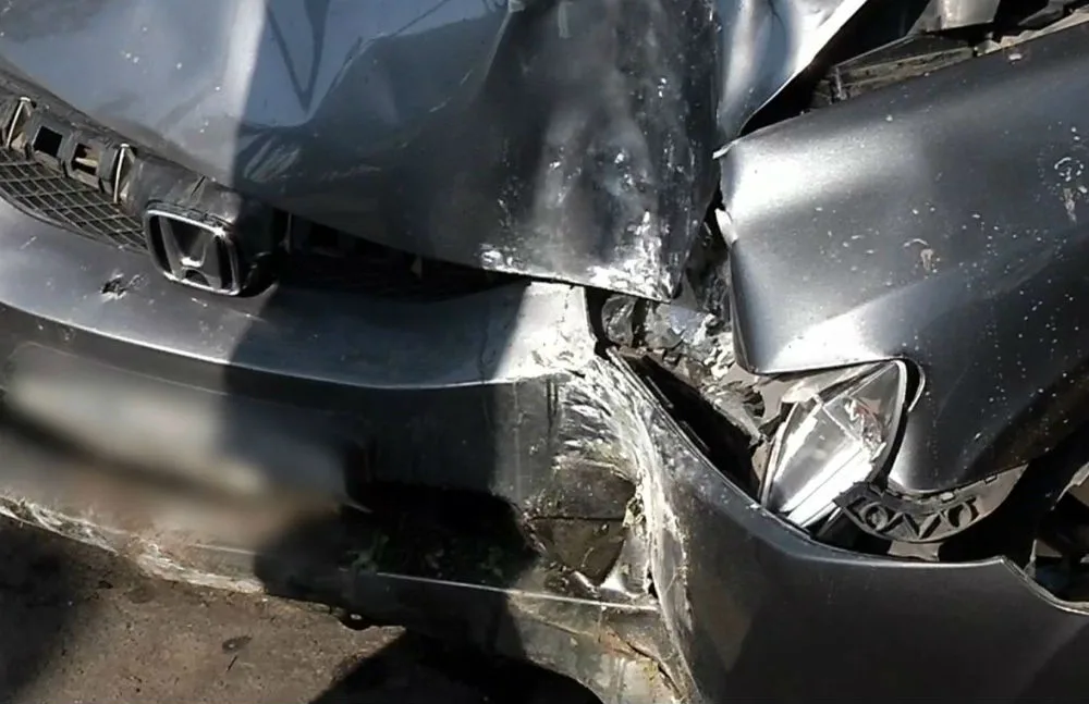 Suspeitos de roubar carro ficam feridos em acidente durante perseguição em Vila Velha