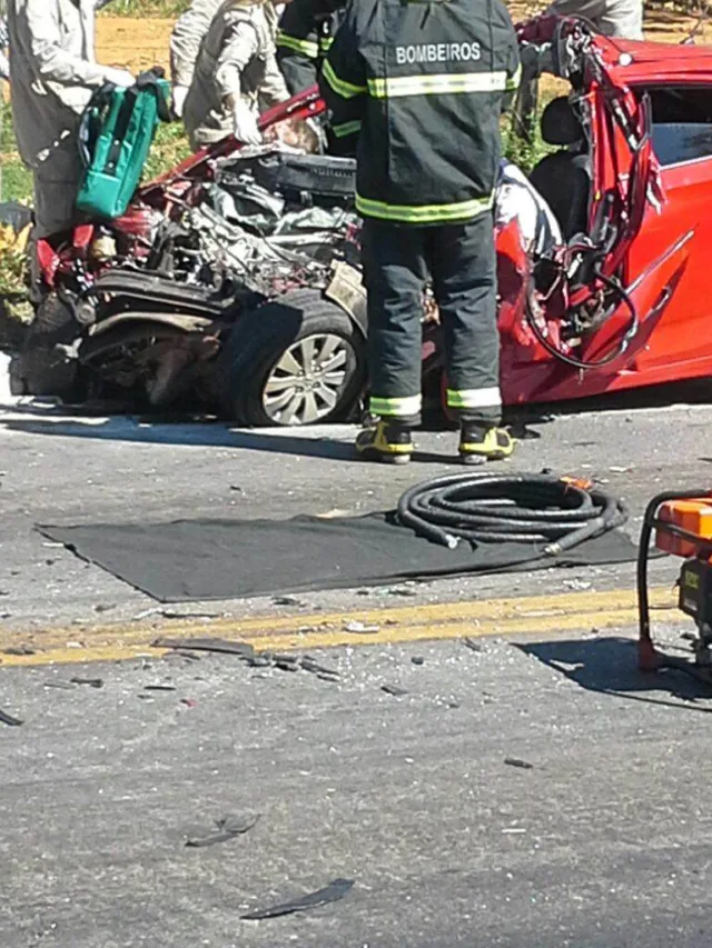 Acidente entre caminhão e carro de passeio deixa duas pessoas mortas em Colatina