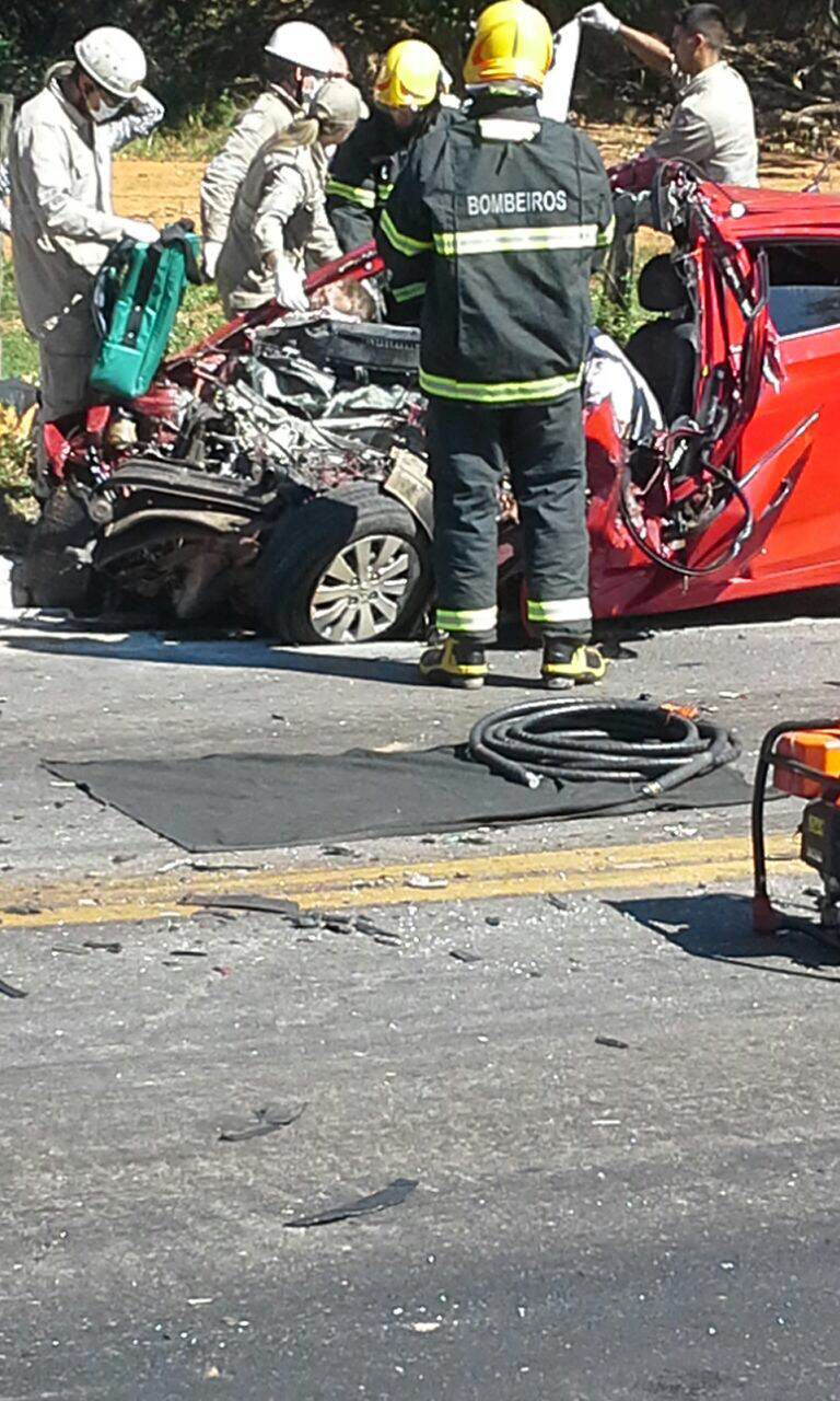 Acidente entre caminhão e carro de passeio deixa duas pessoas mortas em Colatina