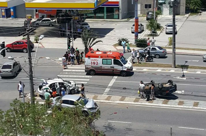 Carro capota após ser atingido por dois veículos na Avenida Norte-Sul na Serra