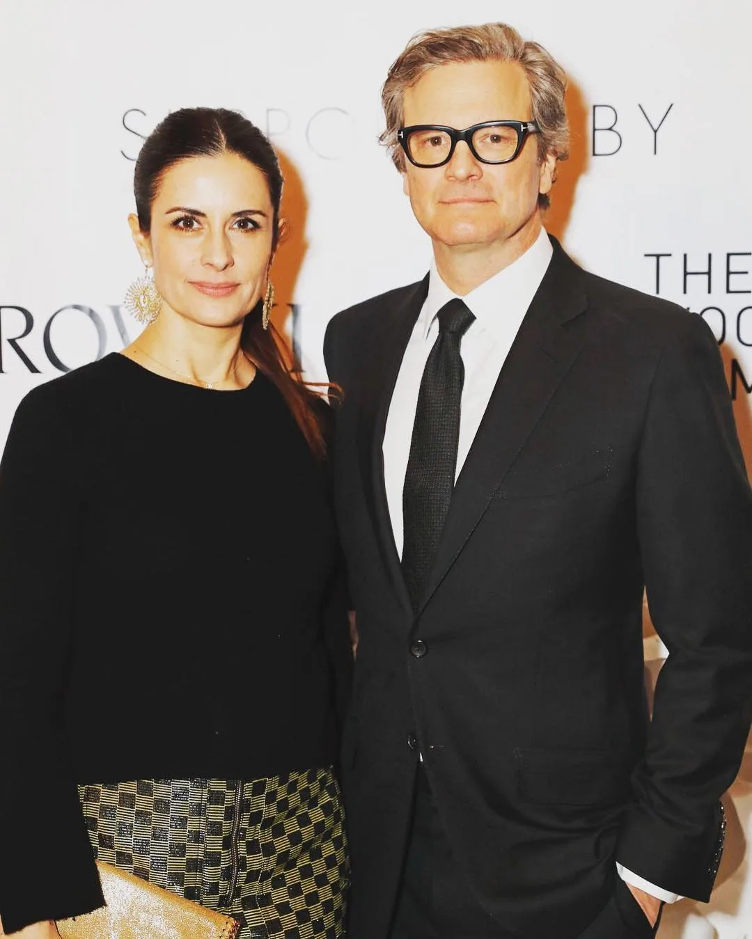 Esposa do ator Colin Firth assume ter tido caso com homem que perseguia o casal