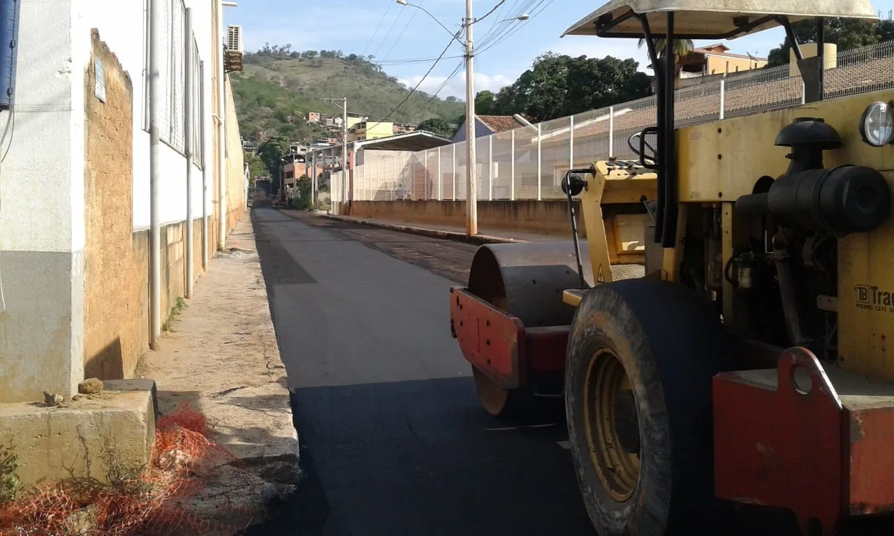 Obra de asfaltamento da rua Maria Elza dos Santos Cruz em Cachoeiro chega na fase final